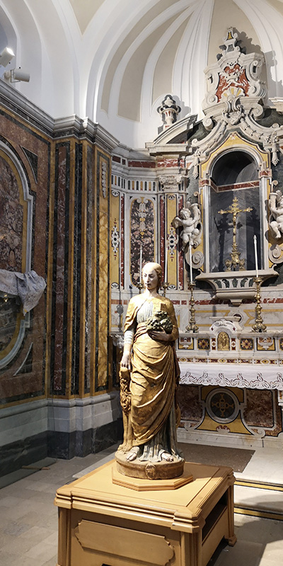 Statua di Sant'Eufemia del Mantegna con altare di sfondo ad Irsina