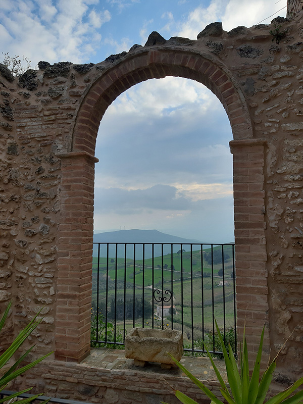 Belvedere da arco romanico sui calanchi - Irsina
