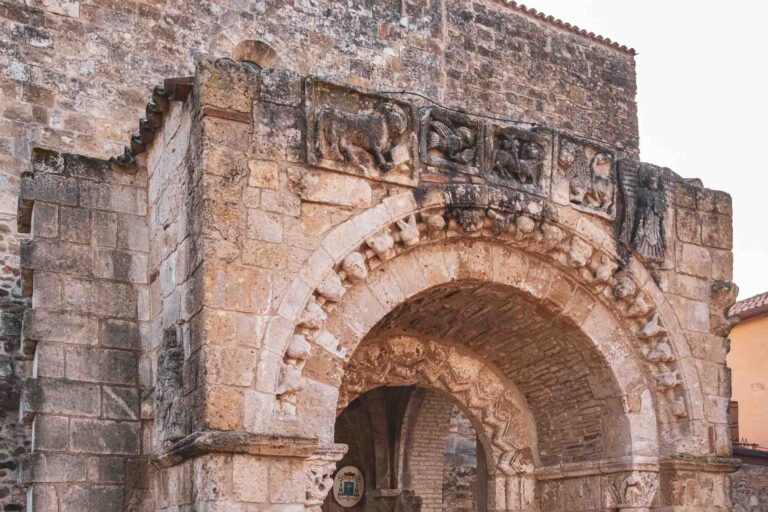 Particolare dell'ingresso del Santuario di Tursi Foto: Michele Di Mauro