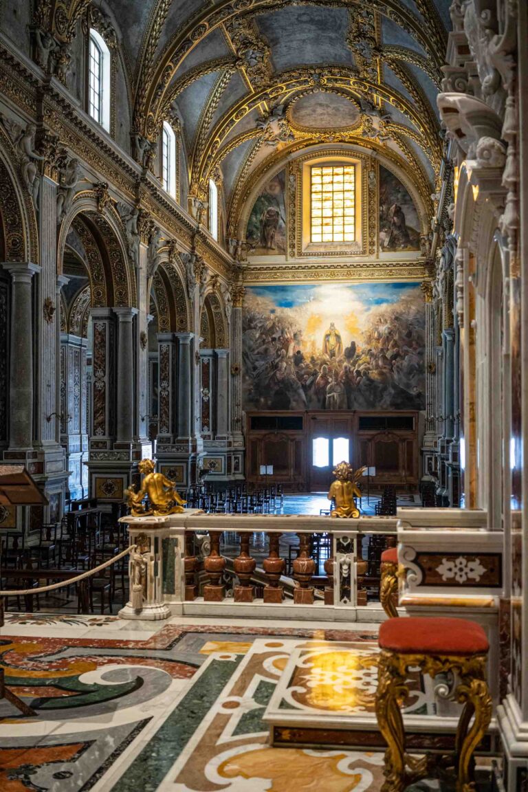 Navata centrale e affresco Pietro Arrigoni, la Gloria di San Benedetto Foto: Michele Di Mauro