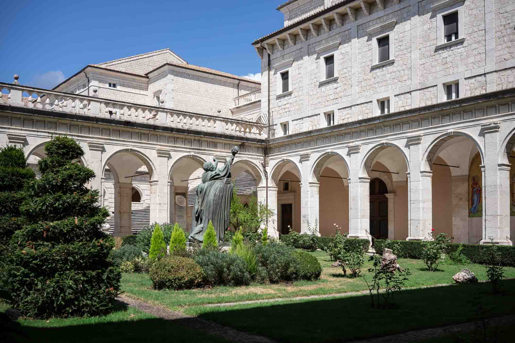 Abbazia di Montecassino, i chiostri e la Cattedrale